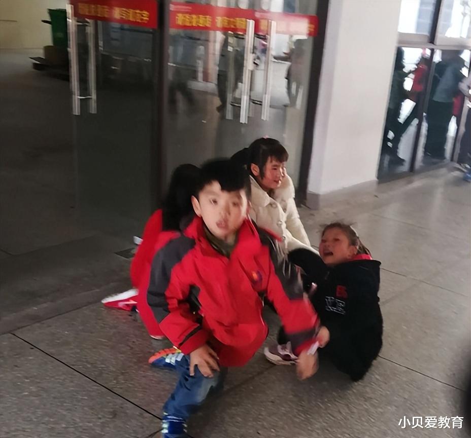 体制内家长上门掌掴男童后续,下跪求原谅,高喊:我们是朋友的