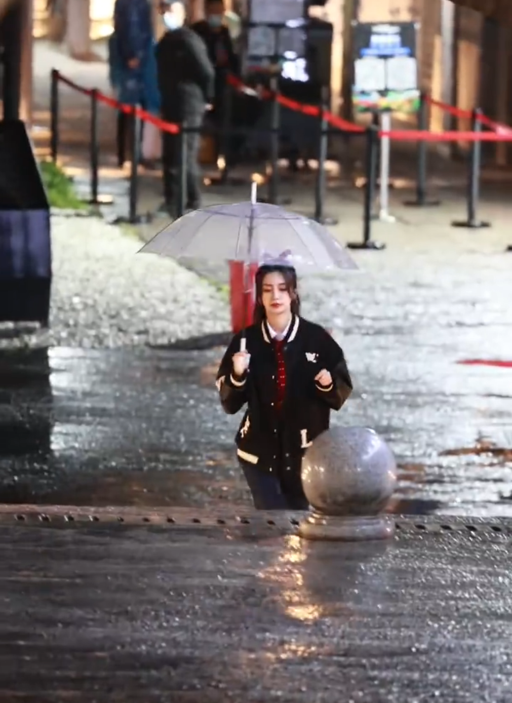 Angelababy|Baby素颜现身峨眉山,独自出游获8人陪同排场大,拒绝与路人合影