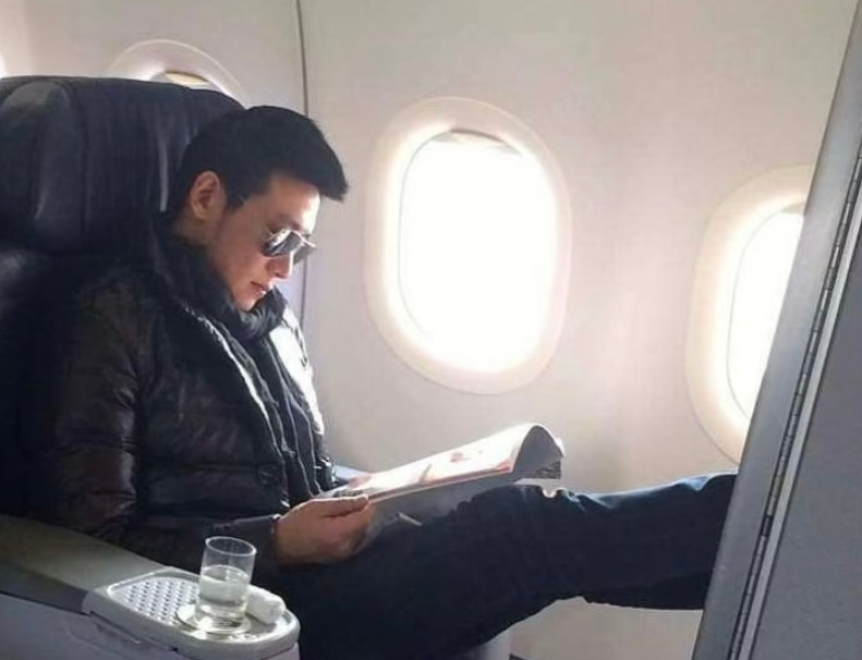 陆毅|男星陆毅带老婆坐商务舱，穿一次性拖鞋蹬前排座椅被嘲没素质！