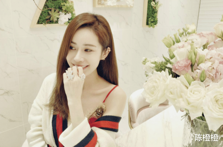 秦奋|“小杨幂”韦雪：为秦奋赌命生子赚9亿，被王思聪怒骂地摊货