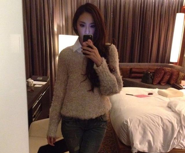 参观吴佩慈住的豪宅,客厅沙发都带雕花的,生活过得像贵妃