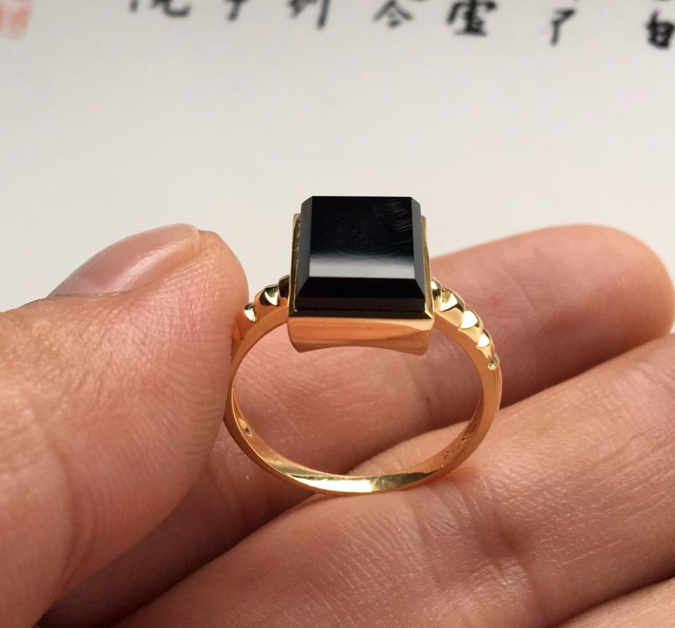 |一块鸡蛋大小的翡翠原石，竟切出玻璃种墨翠，羡煞旁人！