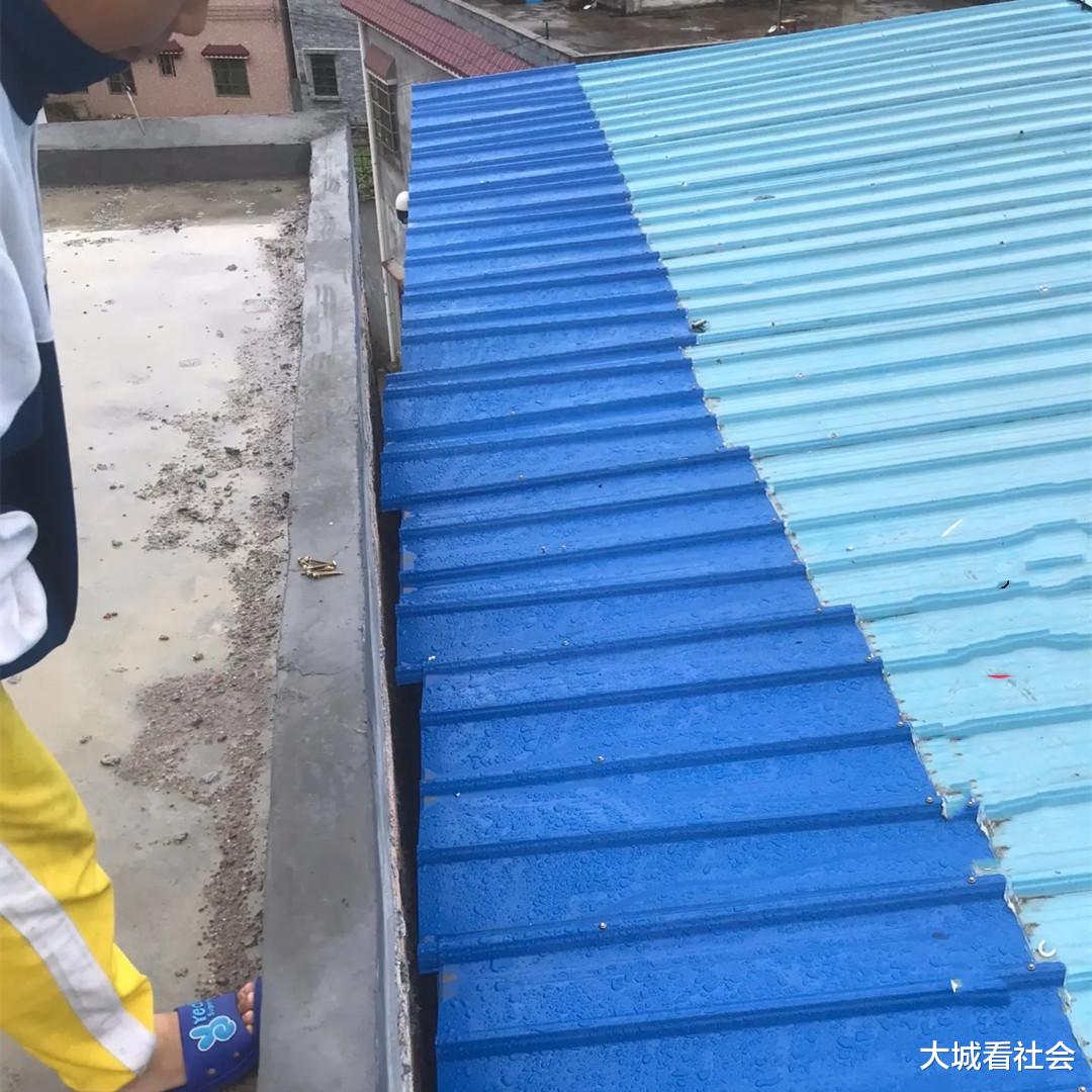 墙挨着墙建楼?广东一男子建房被要求给补偿,拒绝后邻居故意使坏