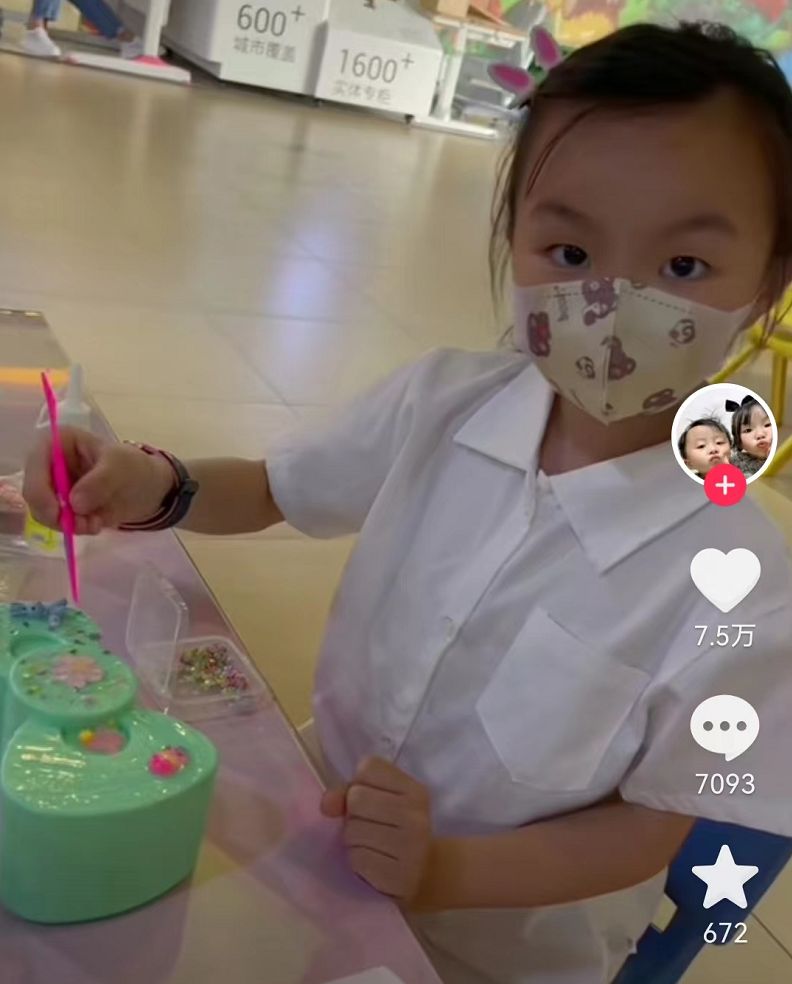 |姚威牵悦悦的手游玩景区，网友：姚威步伐像姚爸，悦悦长得像许妈