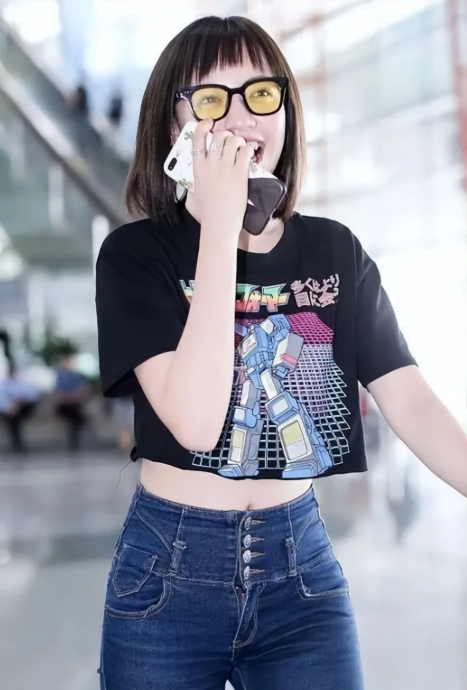 焦恩俊女儿都这么大了，穿露脐装又酷又辣，简直和爸爸一个模子刻出来的