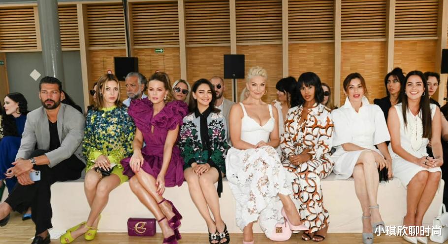 时尚宠儿谷爱凌翻车了？现身活动穿荧光亮片裙，还挺显腿短