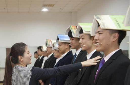 招聘|改行后又高薪招聘？航空公司年薪30万急招空乘，老员工却不想回去