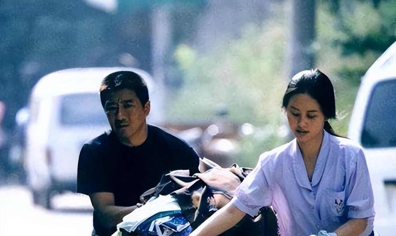 1998年,悍匪白宝山被判处死刑,临刑前唯一要求:想和情人合个影