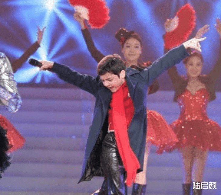 阿尔法|他7岁出场费就5万,9岁踏上春晚,如今只能在商场卖唱