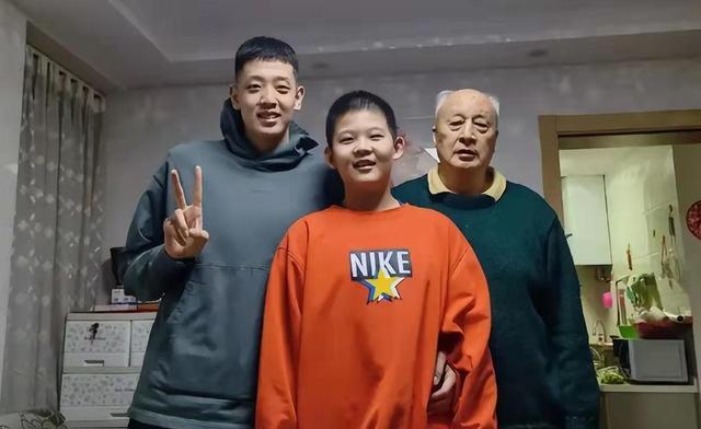 沈梓捷|三消息！CBA第6位主帅下课，巩晓彬力挺儿子，沈梓捷弟弟身高曝光