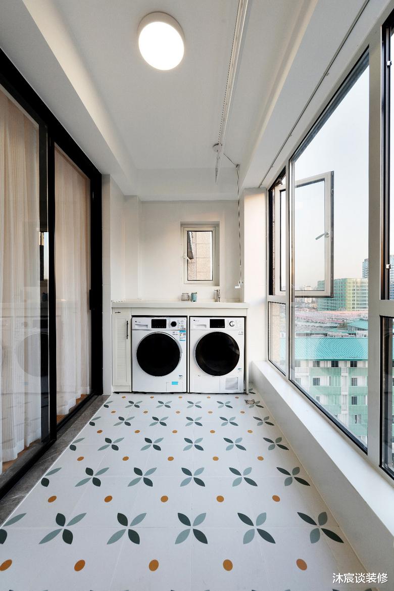 她家的装修没有随大流，仅用白墙与原木，轻松打造出极简温馨的家