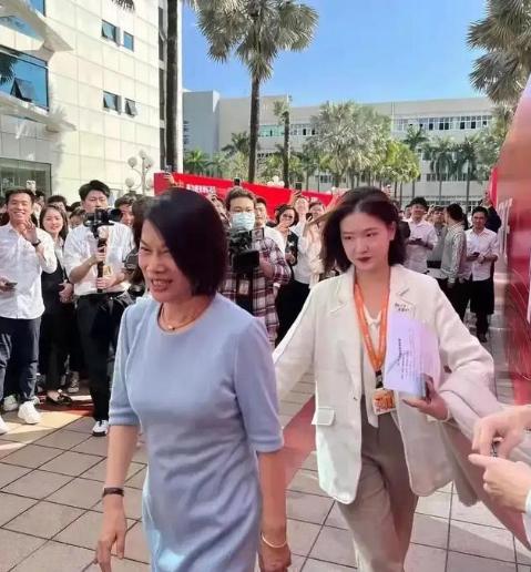 董明珠|董明珠“接班人”直播翻车，榨汁机不敢放水果，网友：还是回去跳舞吧