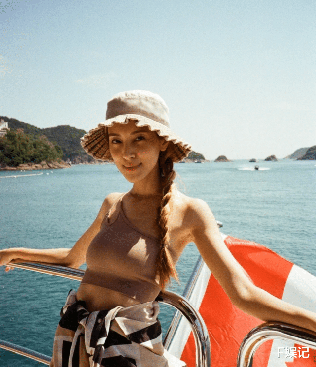 郑嘉颖|郑嘉颖一家四口搭游艇出海享受亲子乐 夫妻俩互搂的背影照很甜蜜