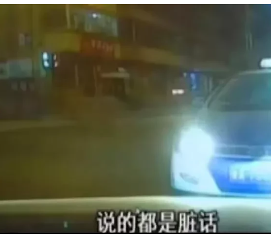 山西,太原。出租车一直开远光灯,奔驰女车主多次变光提醒却换来对方的报复
