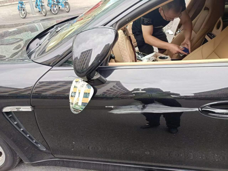 电动三轮车闯红灯撞上保时捷,三轮车夫承担修理费达数万元