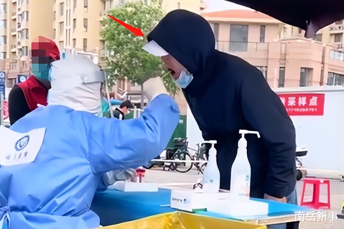 李明启|同样是做核酸，把葛优冯巩李明启和万梓良放一起，差距瞬间出来了