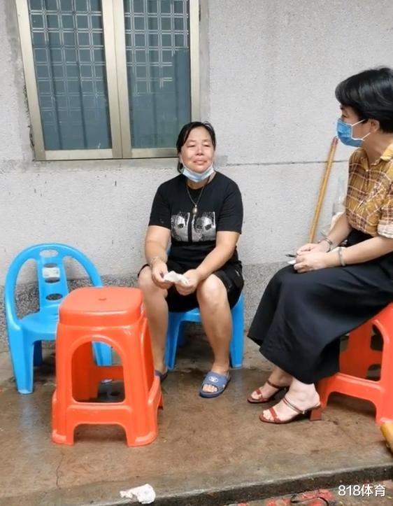 全家发达! 全红婵夺冠1年母亲化妆光鲜亮丽, 父亲种水果大哥带货脱销