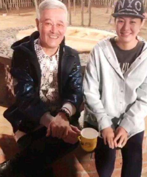 毕畅|“王小蒙”毕畅穿睡衣酒店中扭秧歌！脸颊圆润发福，睡衣仅要60元