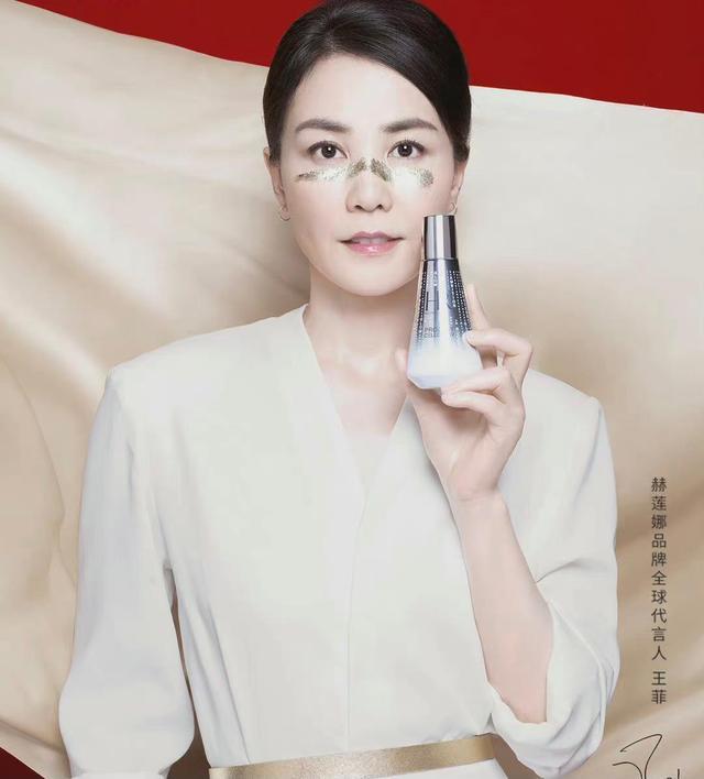 水果 王菲续约护肤品牌，无滤镜无美颜下生图遭网友质疑：反向带货？