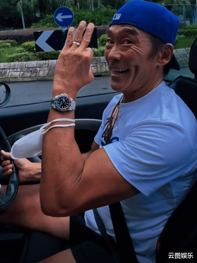 郑浩南|郑浩南婚变后生活仍潇洒！开跑车戴15万名表出行，称人生要向前看