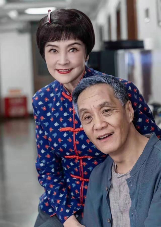 梁丹妮|68岁梁丹妮真洋气，穿粉色娃娃裙优雅甜美，被小8岁老公宠成公主