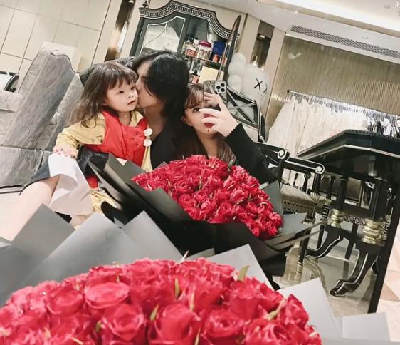 风华绝代|韩安冉晒艺术照,P图只顾让脸好看,却忽略了“又胖又粗”的手