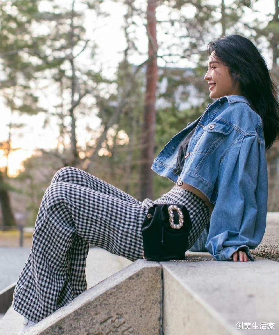 李沁|李沁衣品好时尚,丹宁蓝牛仔夹克配千鸟格阔腿裤,青春减龄又俏皮