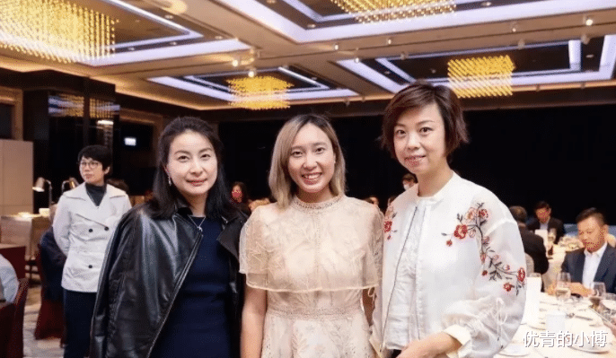 郭晶晶|郭晶晶和张怡宁同台亮相!俩大豪门阔太罕聚首,一个老成婆婆相,一个还似小姑娘