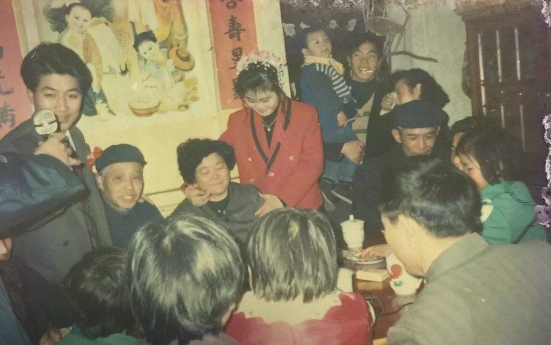 男子在工地偶遇工友老婆,抬头一看,是自己失踪14年的妻子
