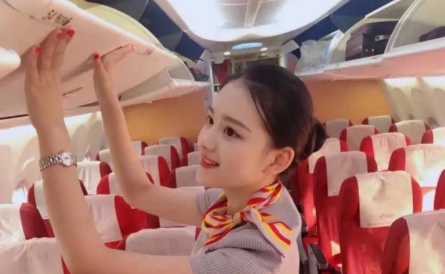 在坐飞机时,为何空姐的脖子上总是系着丝巾?看完涨知识了