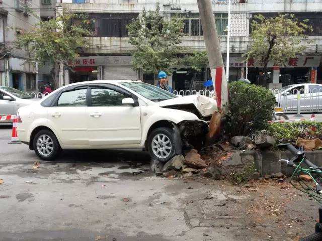湖南岳阳市,男子驾车不小心撞上了电线杆,导致车头受损