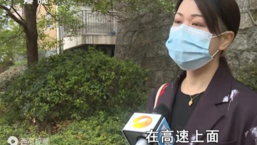 湖南长沙，一天晚上，易女士开着她的奔驰车在高速路上行驶，突然，易女士闻到一股烧焦味