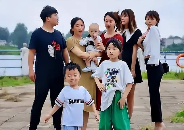 田静父亲晒儿子钓鱼画面,感慨一天了没钓到鱼,被邀请到九江钓鱼