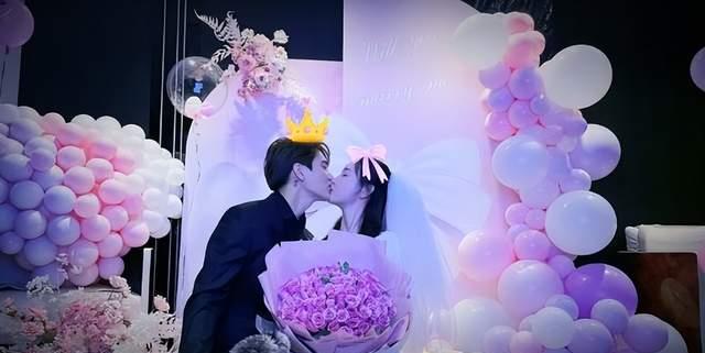 张檬|张檬金恩圣婚礼现场太热闹！亲密拥吻动情落泪，对着屏幕跪拜婆婆