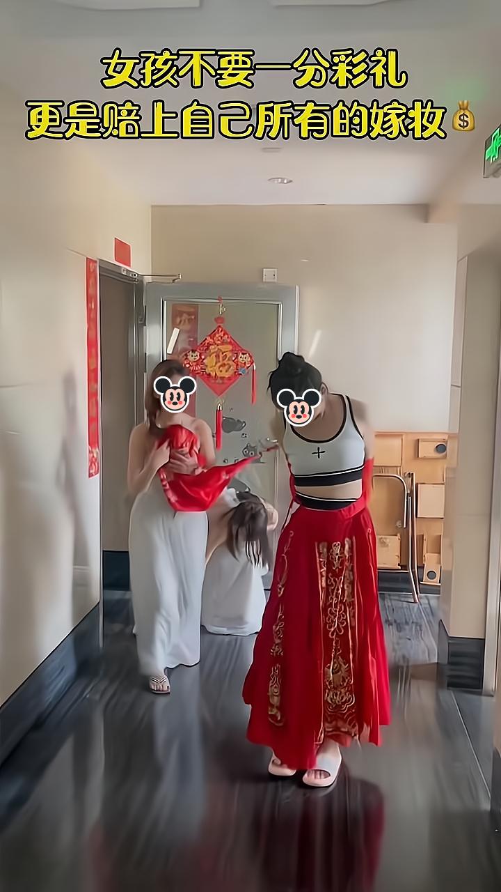 一女子带弟弟出嫁,新郎变卦,新娘脱下嫁衣赤脚走出婚礼现场