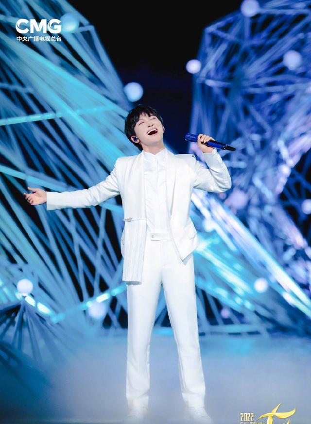 周深|央视七夕晚会:周深的如愿舞台就是盛宴,王心凌开口,青春回来了