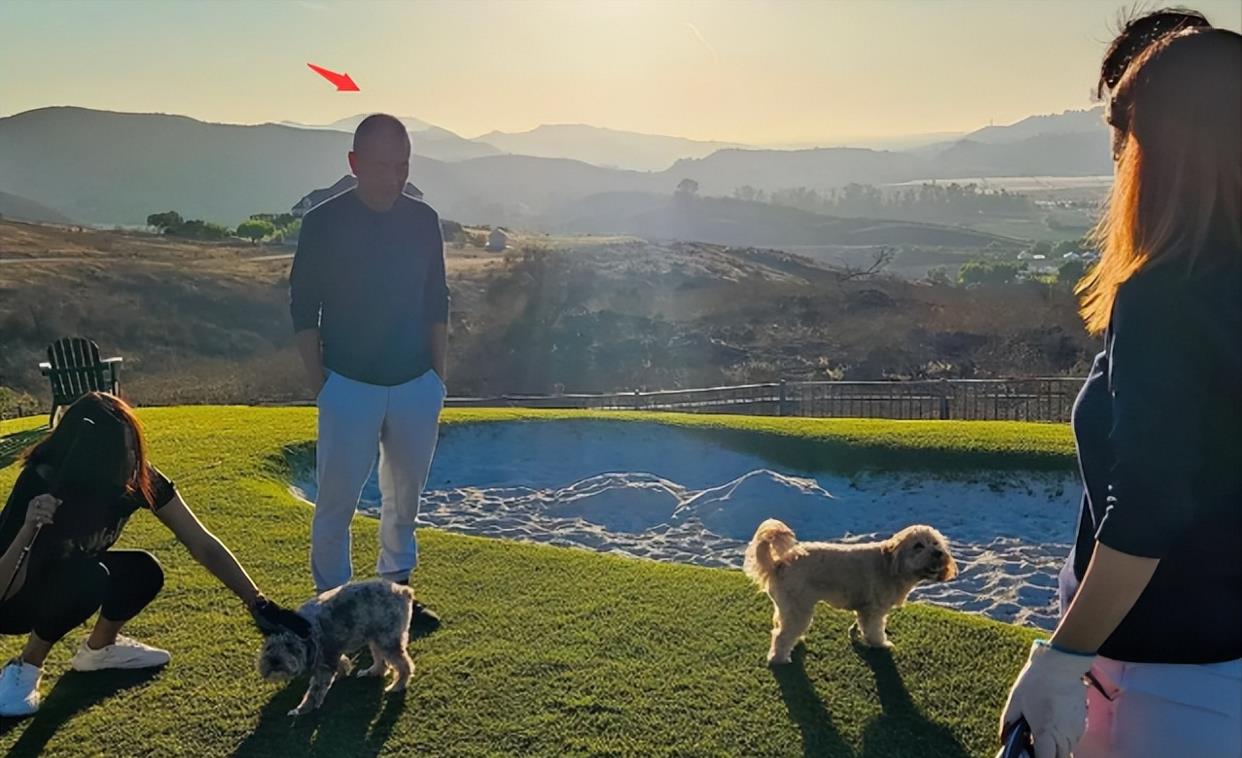 徐静蕾|徐静蕾晒素颜唯美照!带父母在当地旅游,黄立行深情注视显甜蜜