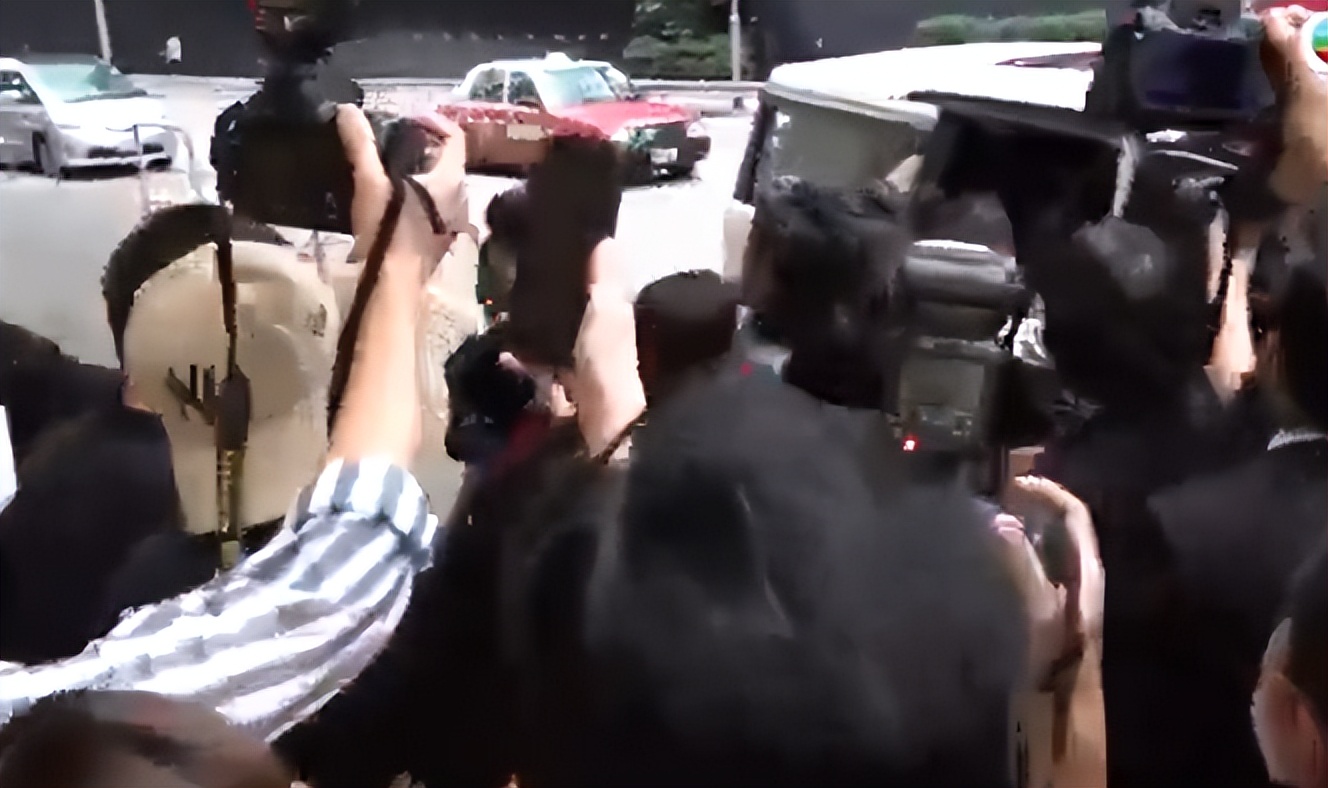 陈紫函|郭富城一家四口现身殡仪馆！女儿遭记者狂拍照，方媛全程伸手护娃