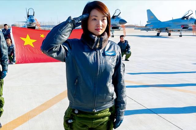 中国首批歼10女飞行员,因跳伞失败不幸牺牲,36万群众含泪送别!