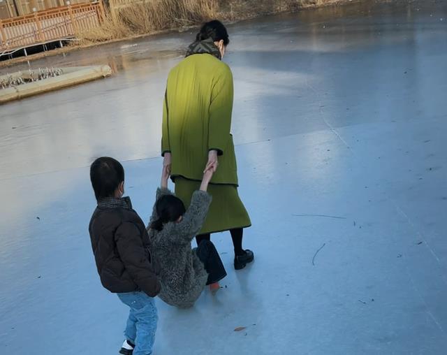 颜丹晨|黄磊依然缺席家庭聚会,孙莉带儿女出门滑冰,黄多多负责跟拍