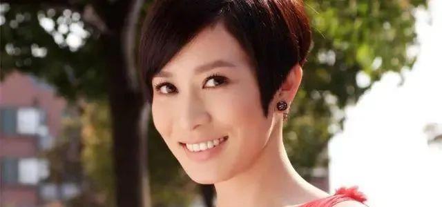 吴卓羲|43岁吴卓羲状态依旧，参加披荆斩棘的哥哥，路透状态好