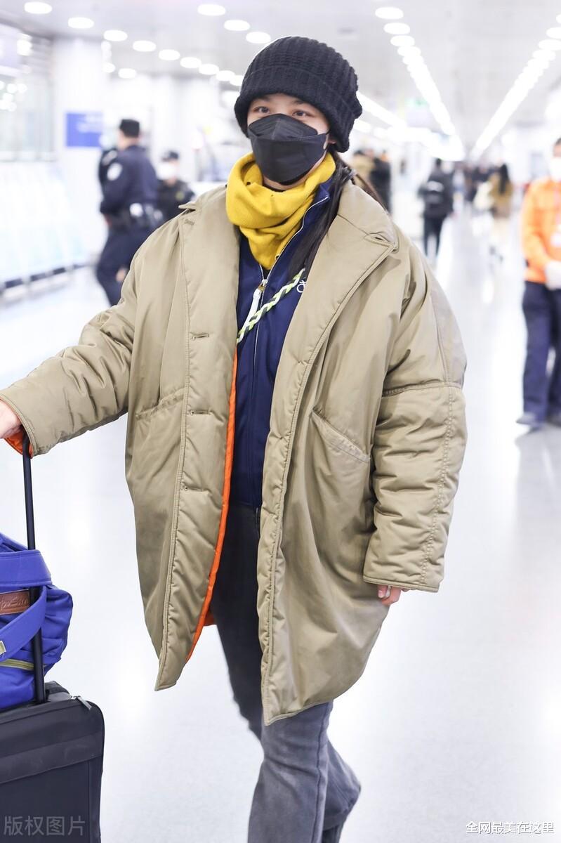 汤唯|汤唯斩获影后更低调，穿宽松棉服像个“小老太”，素颜出镜认不出