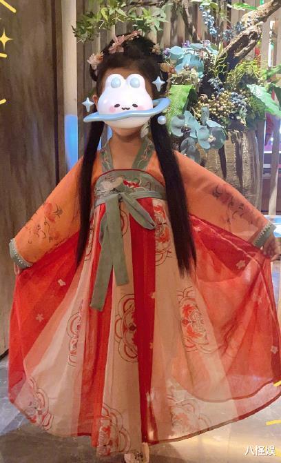 颖儿|颖儿母女现身机场，小月亮躲妈妈身后捉迷藏，露出大眼睛像爸爸