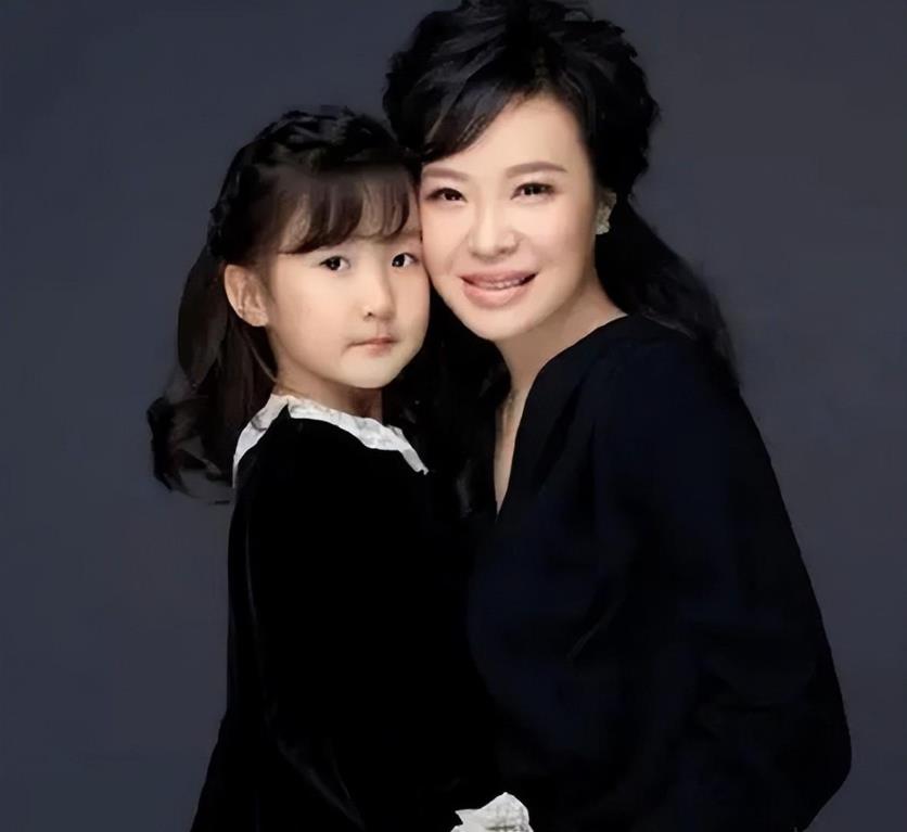主持人|上海金牌主持叶蓉：低调复出后越发优雅端庄，女儿已经11岁