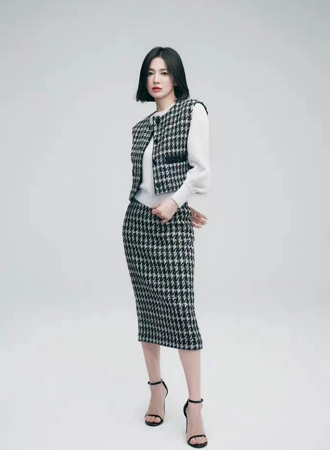 40岁宋慧乔蜕变成时尚女王！小香风早秋穿搭引来众人模仿，太牛了