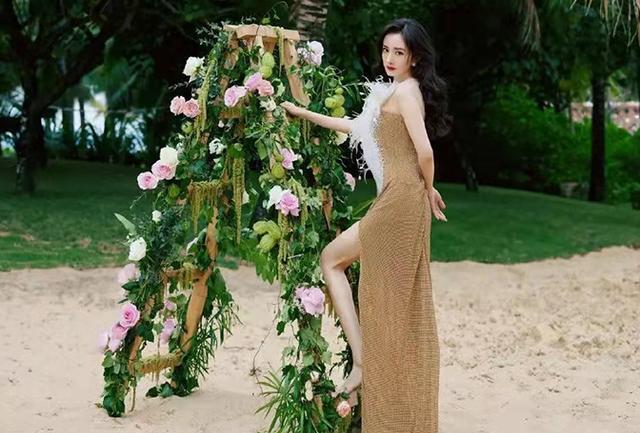 杨幂|杨幂的“沙地大片”火了，穿拼色长裙优雅大气，光脚出镜惹争议