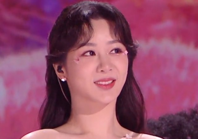 奶茶 跨年夜妆容尴尬现场：虞书欣口红粘牙，任嘉伦高低眉，杨紫妆感重！