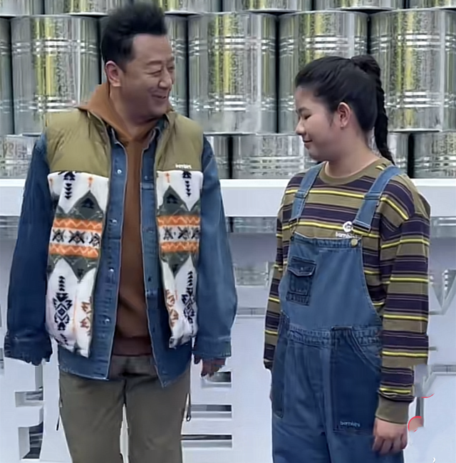郭涛|郭涛带10岁女儿走秀，郭懿文皮肤黑身材壮实！面对镜头躲闪不自信