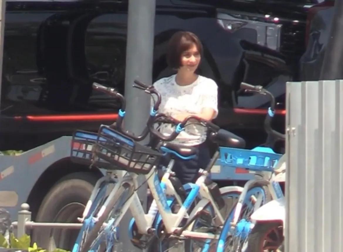 韩庚|卢靖姗晒老公视角美照，挺孕肚骑车活力满满，孕肚明显四肢纤细