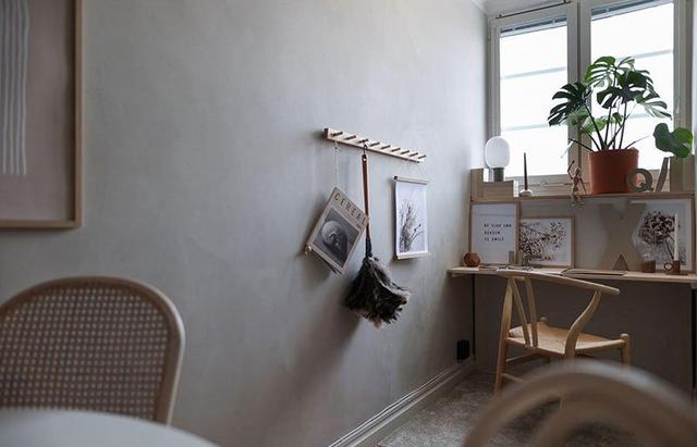 客厅卧室不用实墙，48平一室，长长的黑框玻璃隔断，格调十足真酷